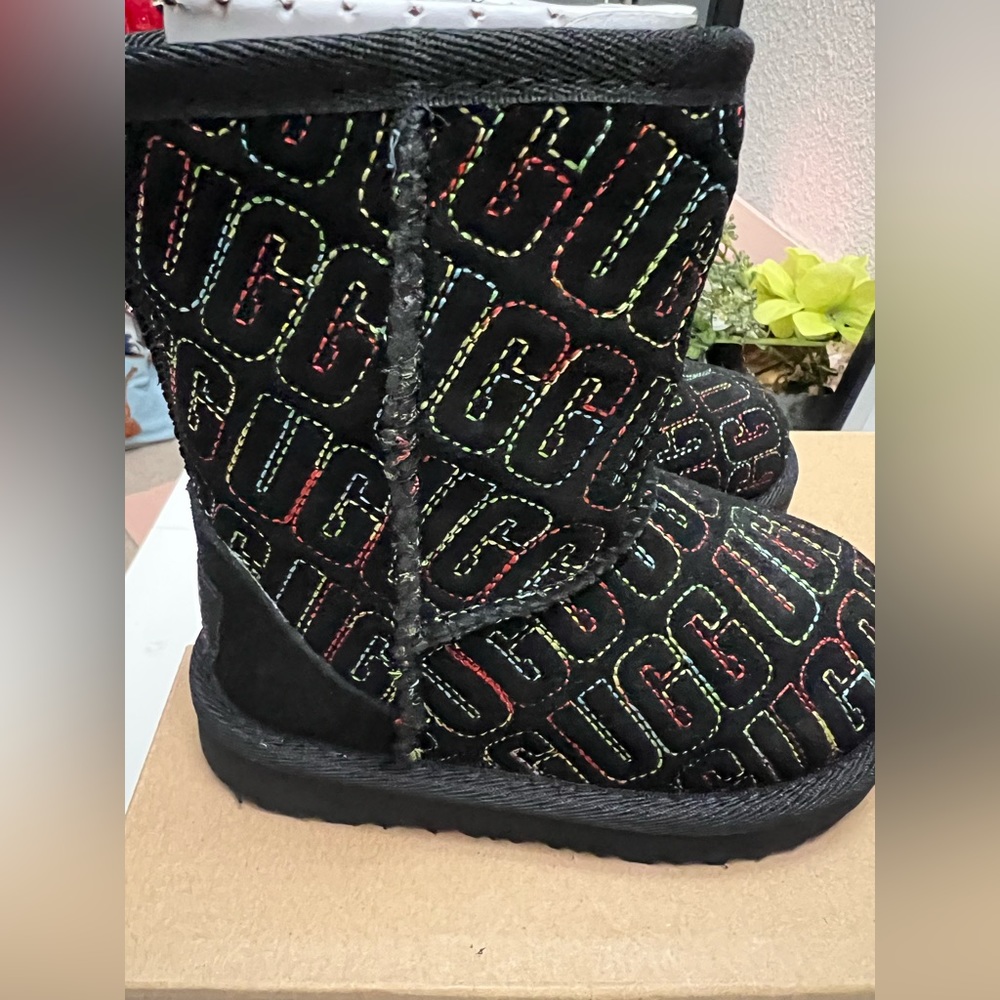 UGG Classic II Graphic Stitch Black NIB